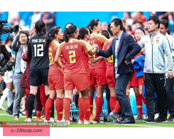 雷纳德女足传奇中卫依然稳健屹立防线成就新辉煌